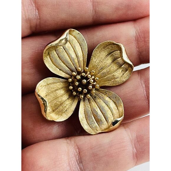 Crown Trifari PIN Signed Vtg DOGWOOD Flower Blossom Brushed Gold Tone Brooch Pet - Picture 1 of 14